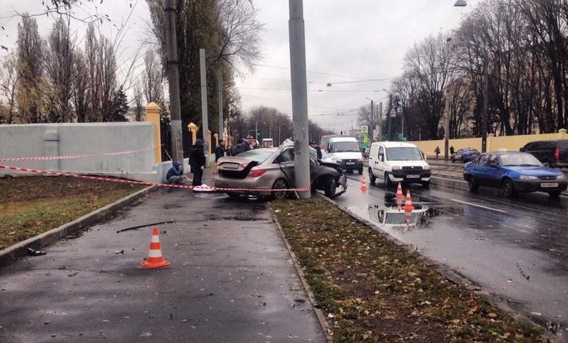 Смертельное ДТП: в Харькове «Hyundai» на полной скорости въехал в столб