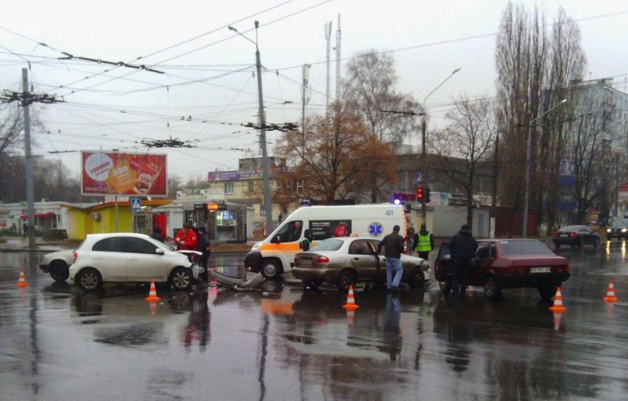 Появилось видео ДТП на харьковском перекрестке, в котором столкнулось 4 машины