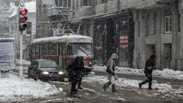 Коммунальщики восстанавливают движение транспорта по Харькову