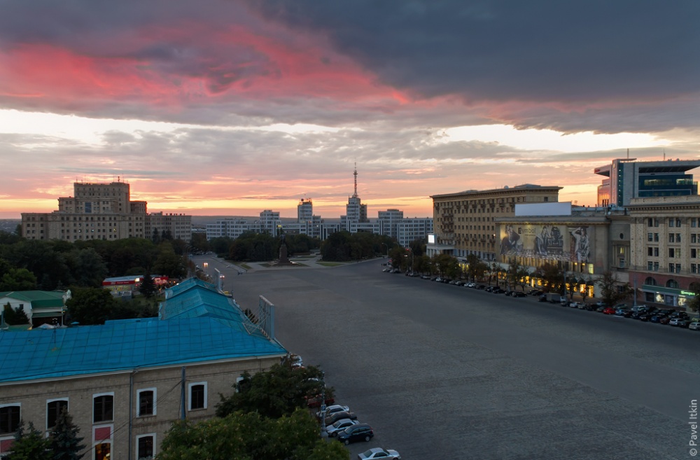 Харьковчанка предлагает поставить на площади Свободы композицию городских знаменитостей