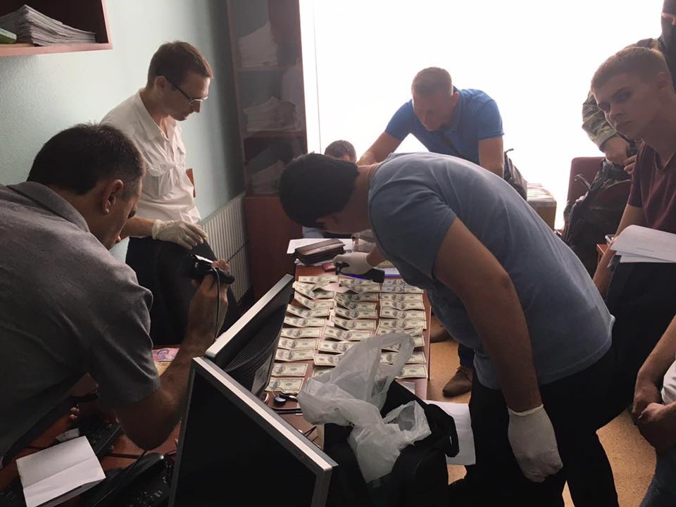 Двое чиновников харьковского горсовета задержаны на получении взятки