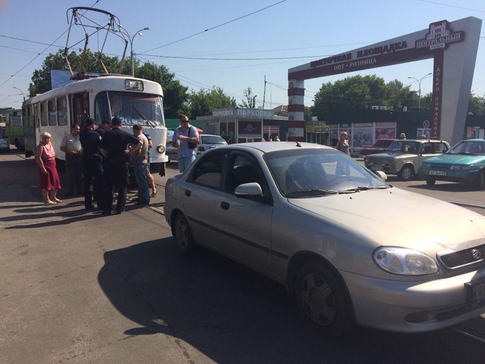 В Харькове трамвай врезался в “Lanos”