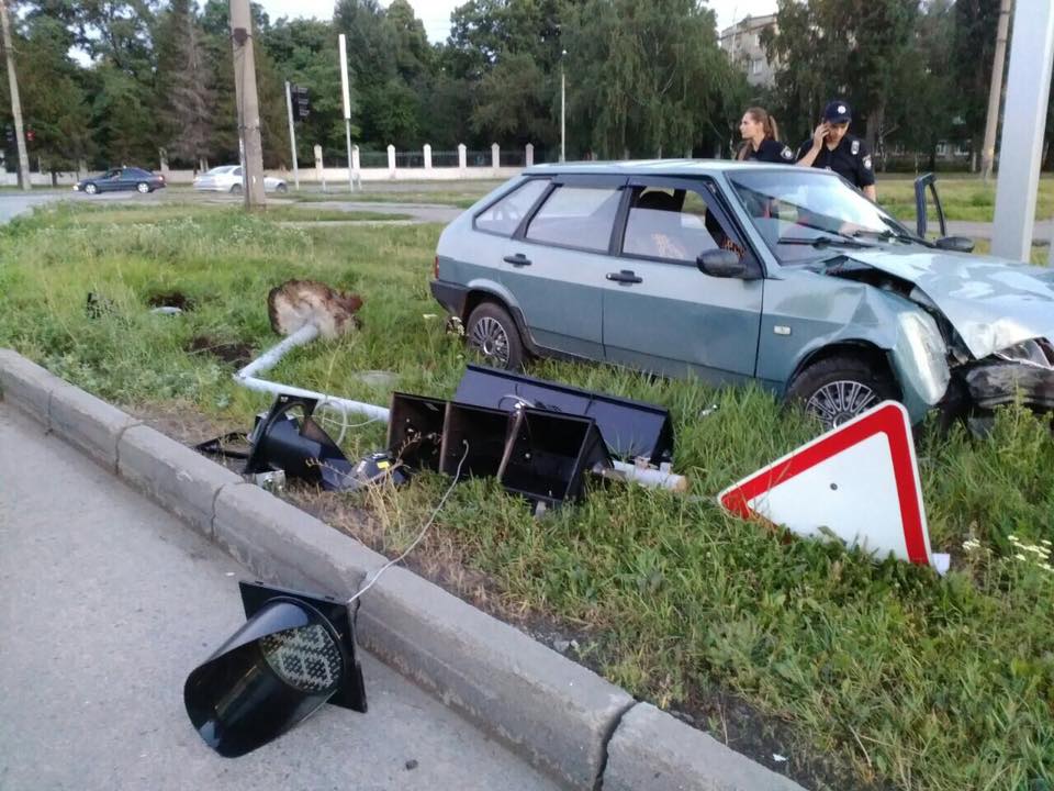 В Харькове пьяный водитель снес светофор