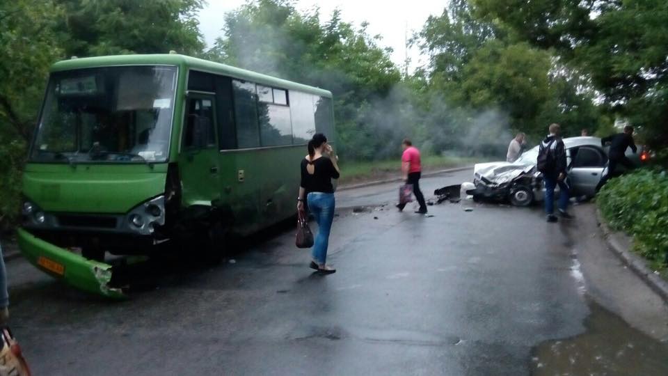 В Харькове ДТП с участием маршрутки: двое погибших