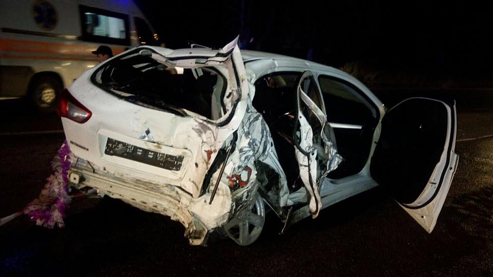 В Харькове пьяные полицейские пытались сбежать от коллег и врезались в столб