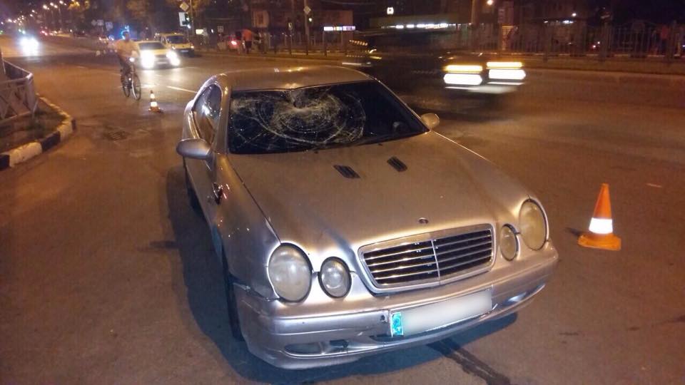В Харькове “Mercedes” проехал на красный и сбил пешехода