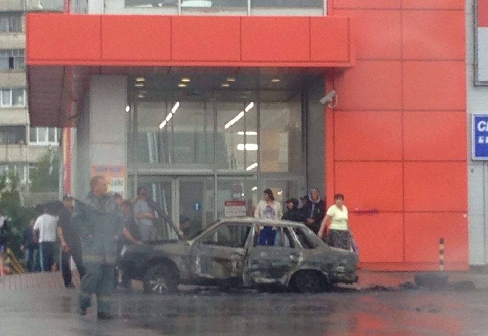 В Харькове мстительный мужчина поджег машину брата, в которой сидела их мать