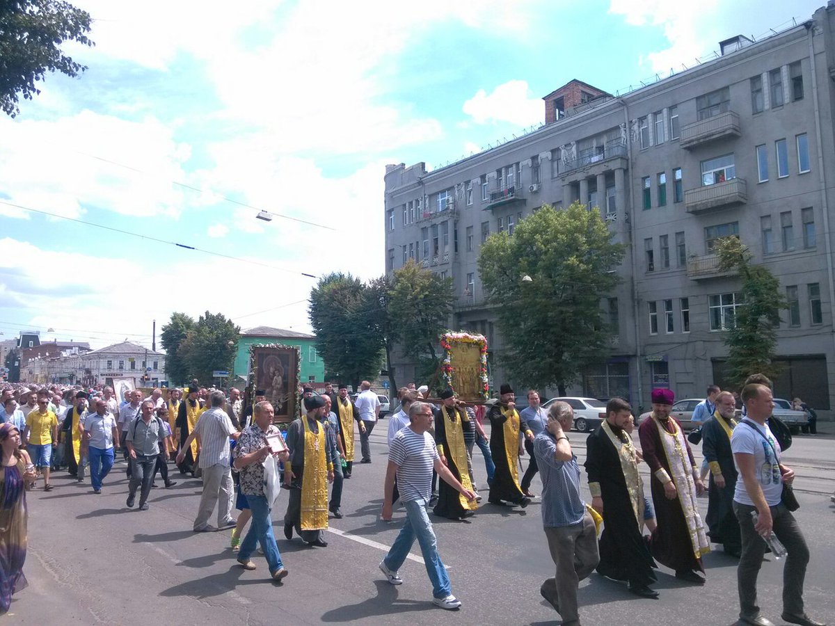 Дети на коленях и георгиевские ленточки: в Харькове проходит крестный ход