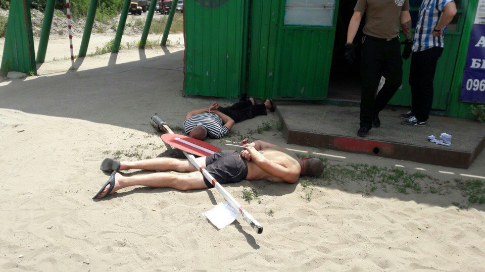 Харьковские активисты разогнали охрану на Безлюдовке