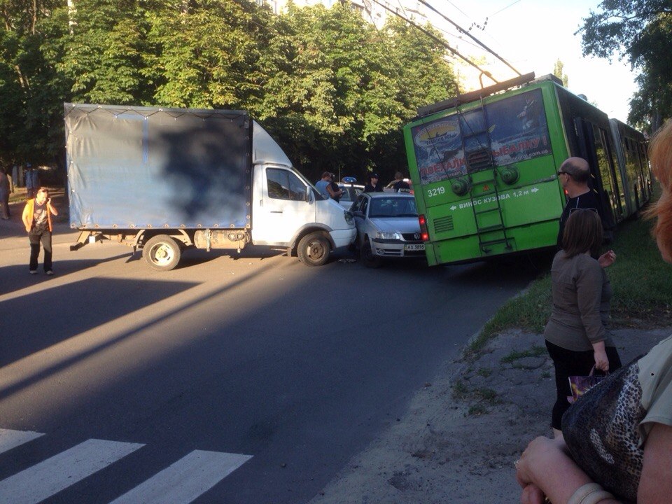 В Харькове тройное ДТП с участием троллейбуса
