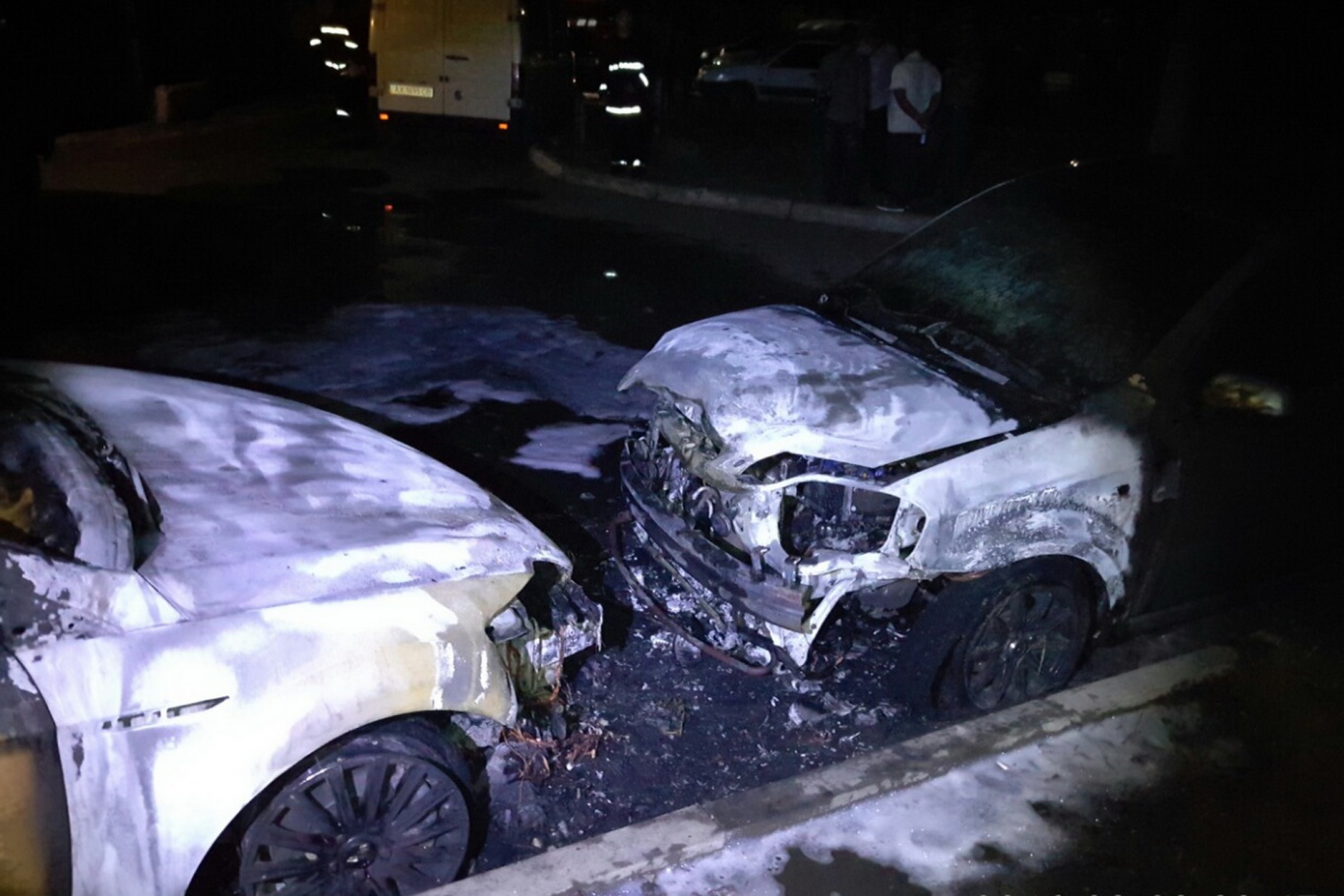 В Харькове сгорело еще два автомобиля