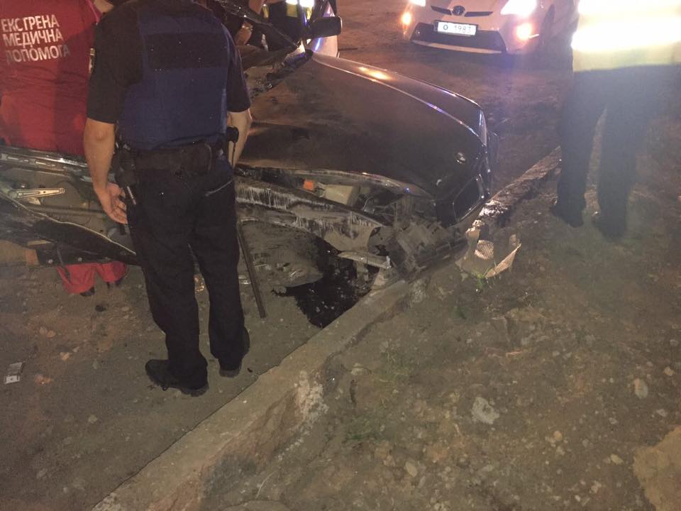В Харькове “BMW” влетел в отбойник: двое погибших