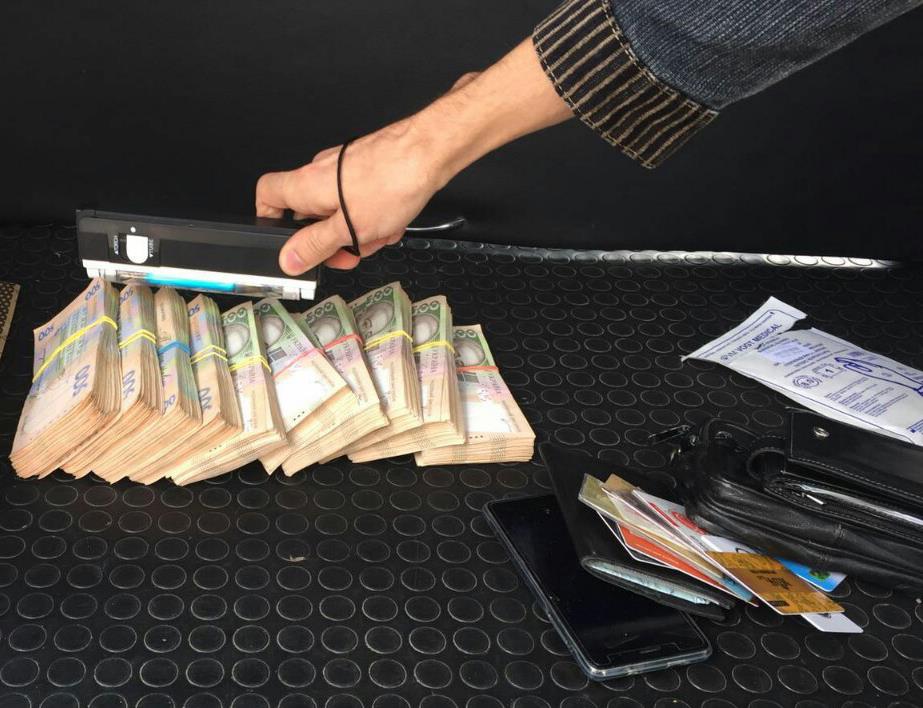 Харьковская полиция задержала налоговика на взятке в 0,5 миллиона гривен