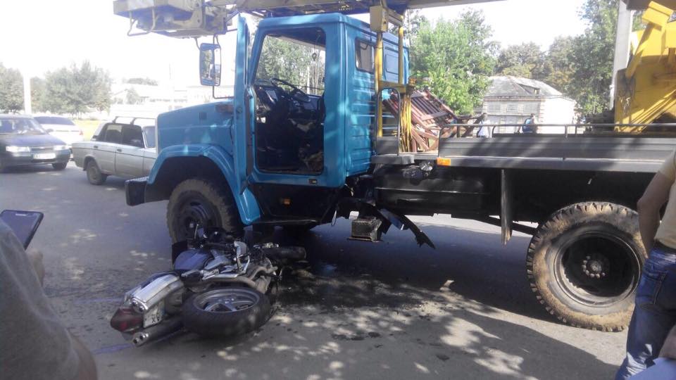 Харьковский мотоциклист угодил под колеса грузовика