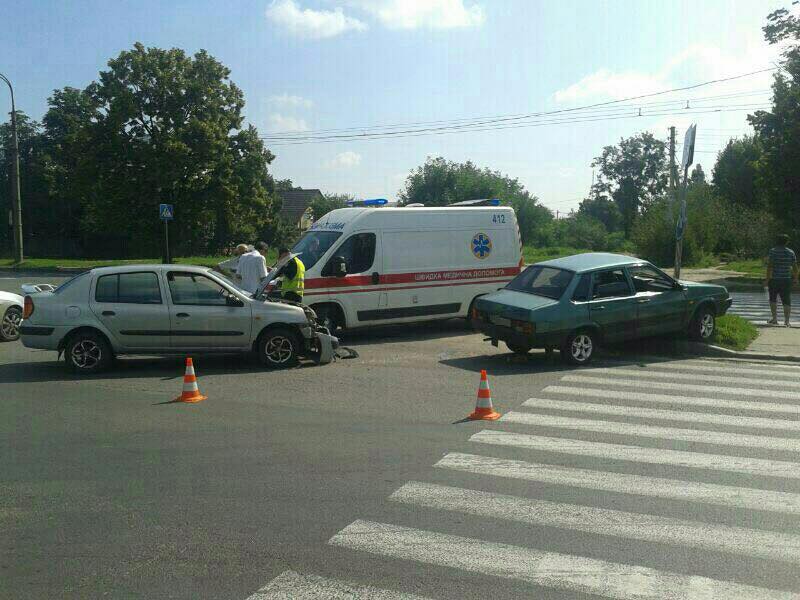 В Харькове “ВАЗ” нарушил правила и влетел в иномарку