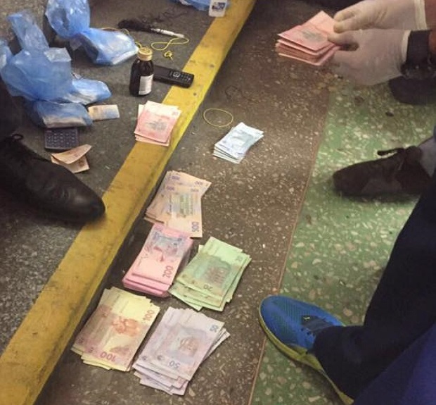Харьковского пограничника задержали на взятке в 15 тысяч гривен