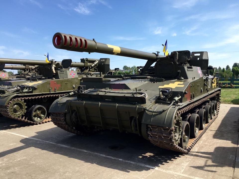Под Харьковом Петр Порошенко передал 141 единицу новой техники военным (фото)