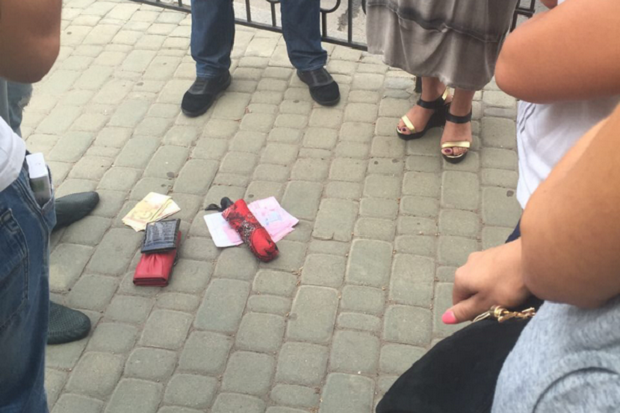 В Харькове задержали на взятке сотрудницу приемной комиссии