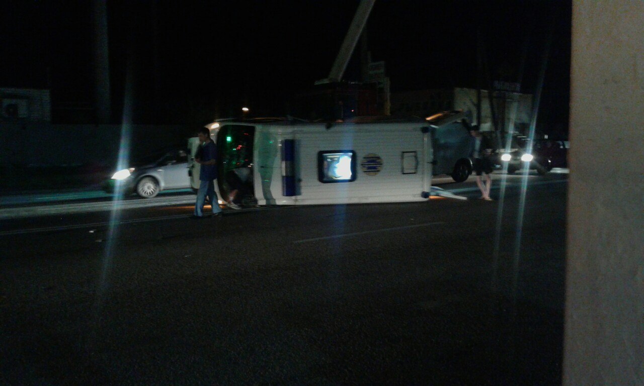 Под Харьковом на трассе перевернулся автомобиль “Скорой”