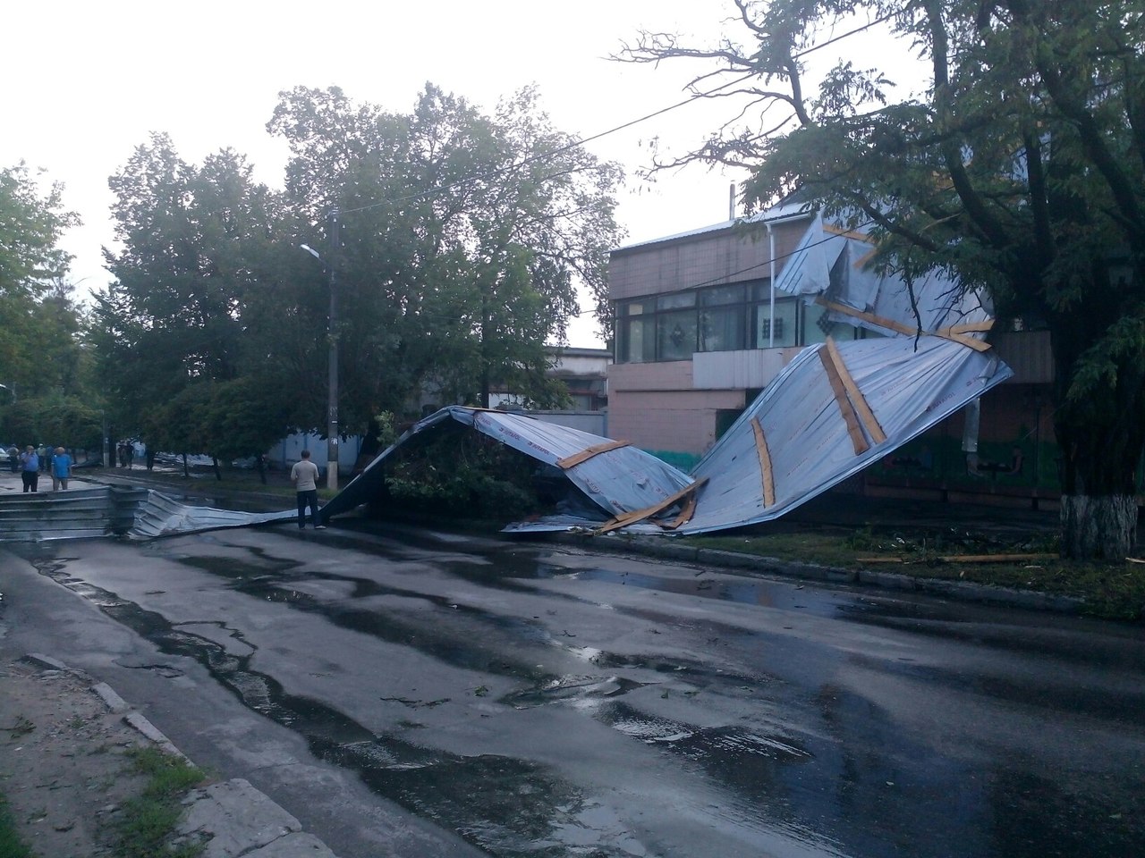 Ураган в Харькове: сорванная крыша и пострадавшие деревья (фото)