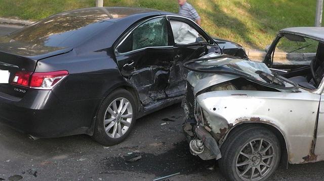 На Клочковской “Lexus” не разминулся с “ВАЗом”: двое пострадавших