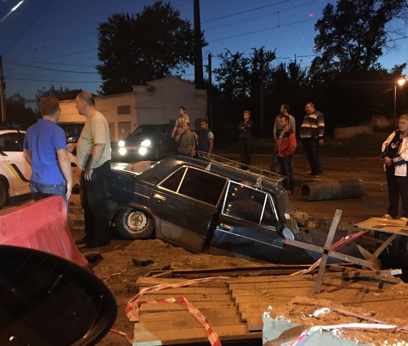 В Харькове водитель не заметил ремонта дороги
