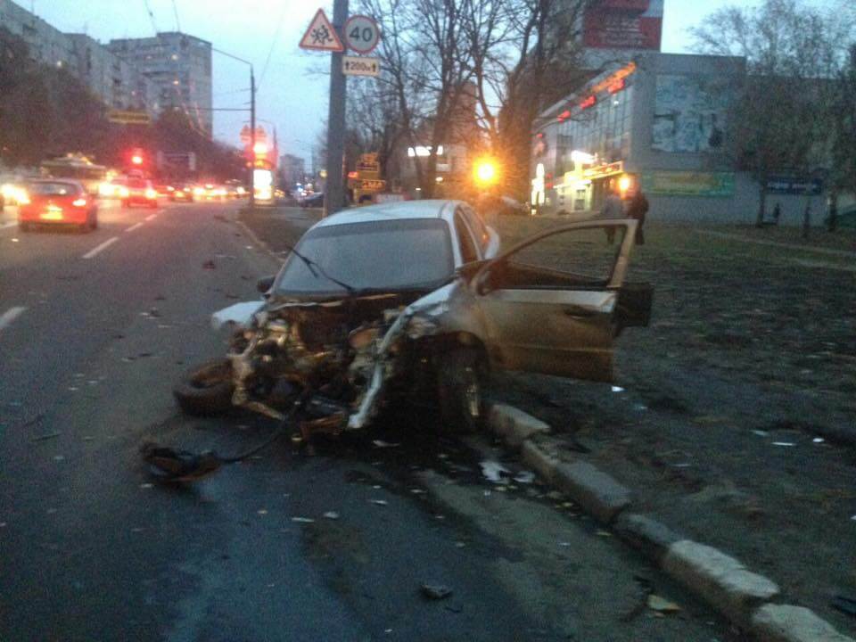 На Алексеевке не разминулись две иномарки, есть пострадавшие (фото)