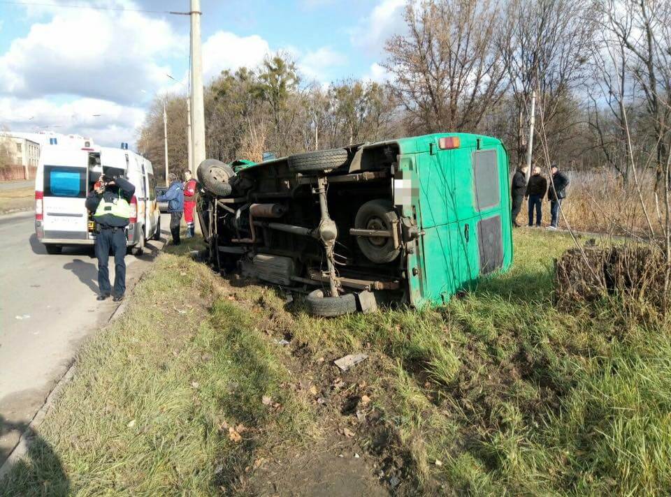 В Харькове не разминулись грузовик и иномарка, есть пострадавший (фото)