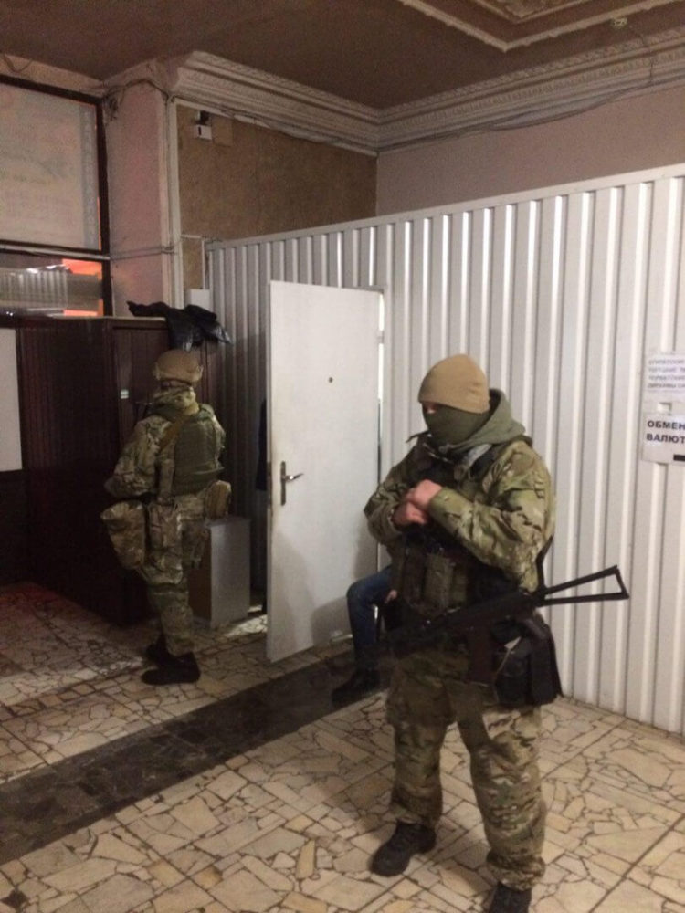 В обменке в центре Харькова – обыск (фото)