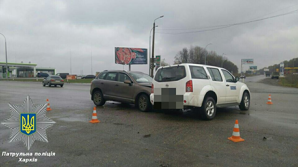 На Салтовском шоссе не разминулись внедорожник и авто ОБСЕ (фото)