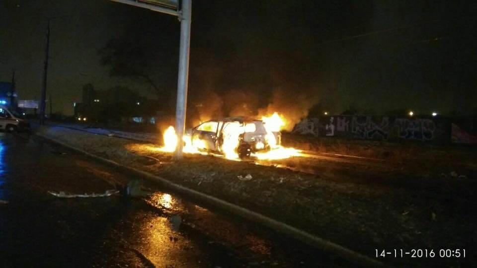 На Салтовке иномарка врезалась в столб и загорелась, два человека погибли (видео)