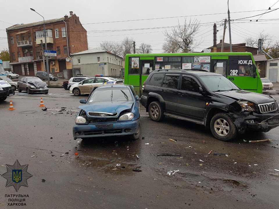 На Полтавском Шляхе столкнулись три иномарки: двух водителей забрала “скорая”