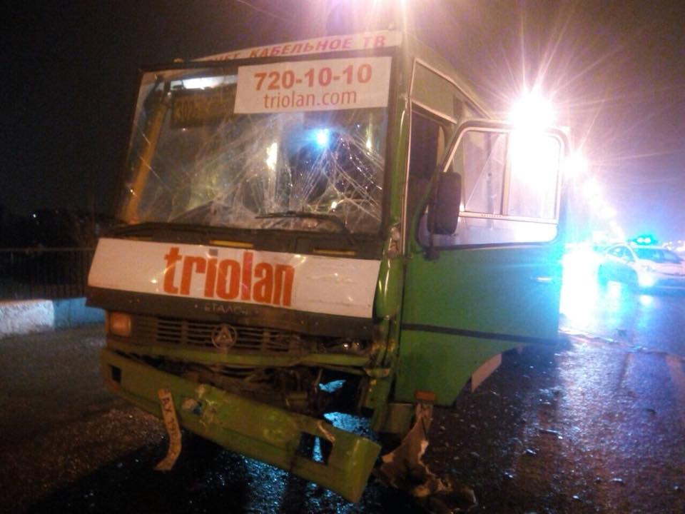 В Харькове столкнулись две маршрутки: двое остаются в больнице