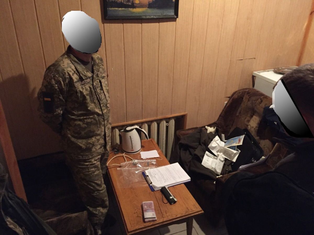В Харькове поймали на взятке чиновника Минобороны