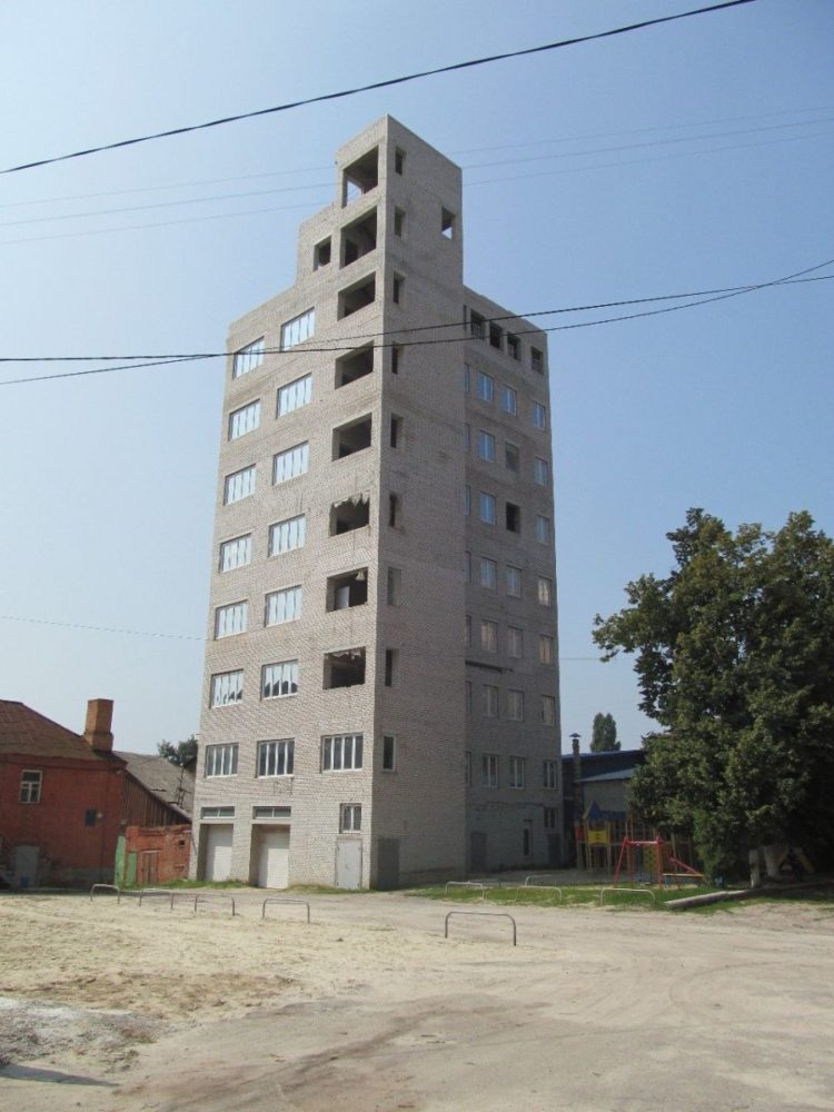 9-ти этажный «гараж» на Полтавском Шляхе снесут – решение суда
