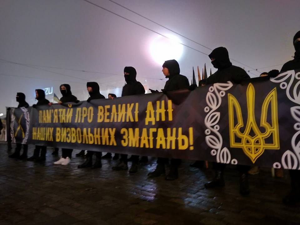 В центре Харькова прошел марш в честь Героев Крут (видео)