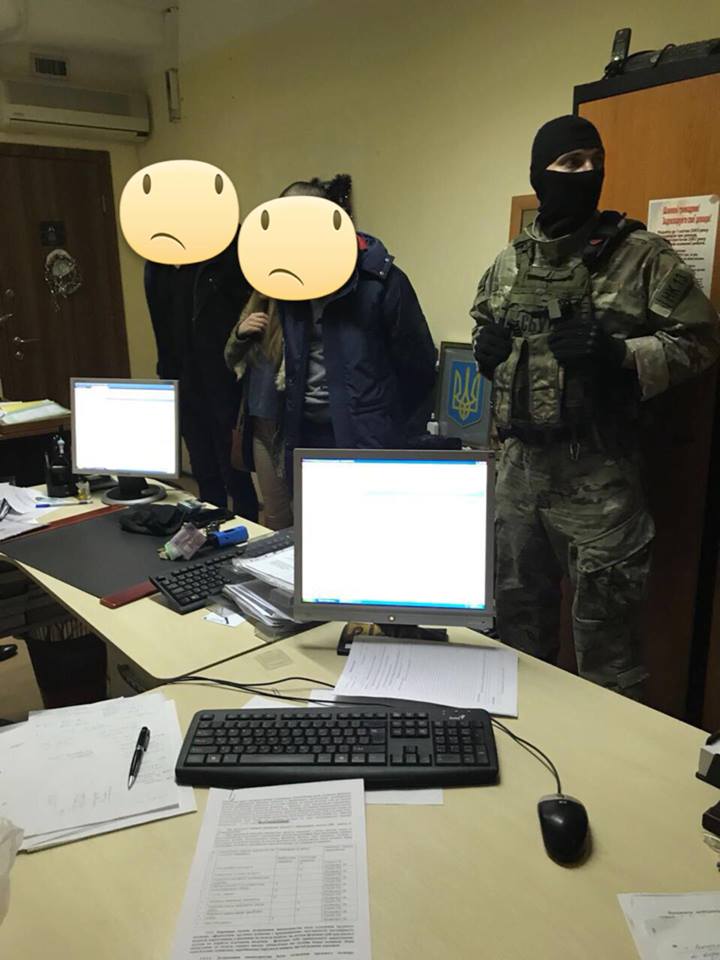 В Харькове на взятке в 20 тысяч долларов погорели двое фискалов (фото)