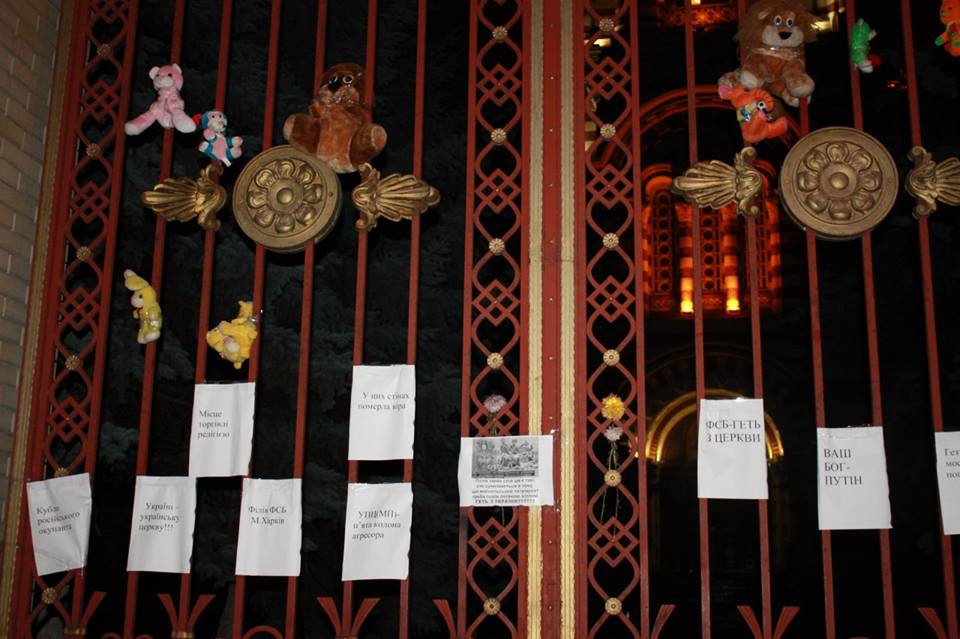 В Харькове “Правый сектор” провел акцию против Московского патриархата УПЦ (фото, видео)