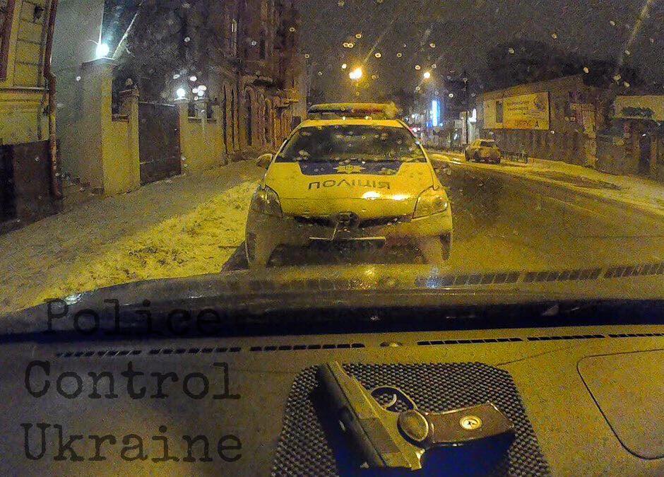 В Харькове лейтенант патрульной полиции угрожал оружием охранникам магазина