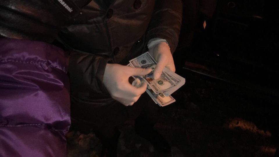 В Харькове СБУ разоблачила чиновника на взятке в 8000 долларов (видео)