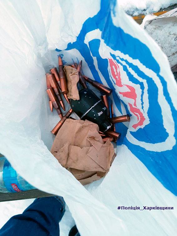 В Харькове полицейские на детской площадке задержали мужчину с гранатой и патронами