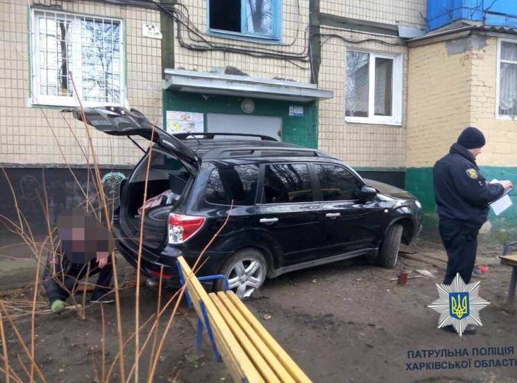 В Харькове на проспекте Героев Сталинграда водитель въехал в подъезд многоэтажки (фото)