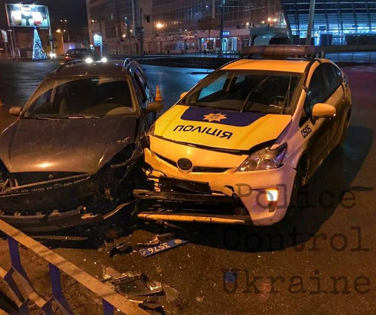 В Харькове авто патрульной полиции въехало в Ford