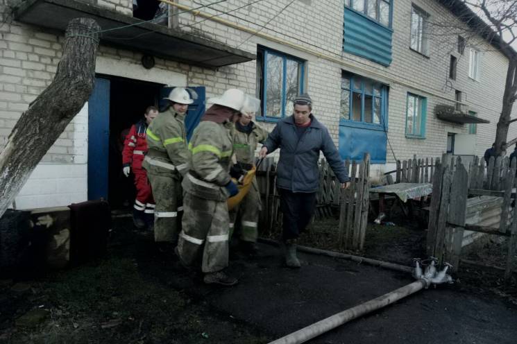 В Харьковской области из задымленного дома спасли инвалида (фото)