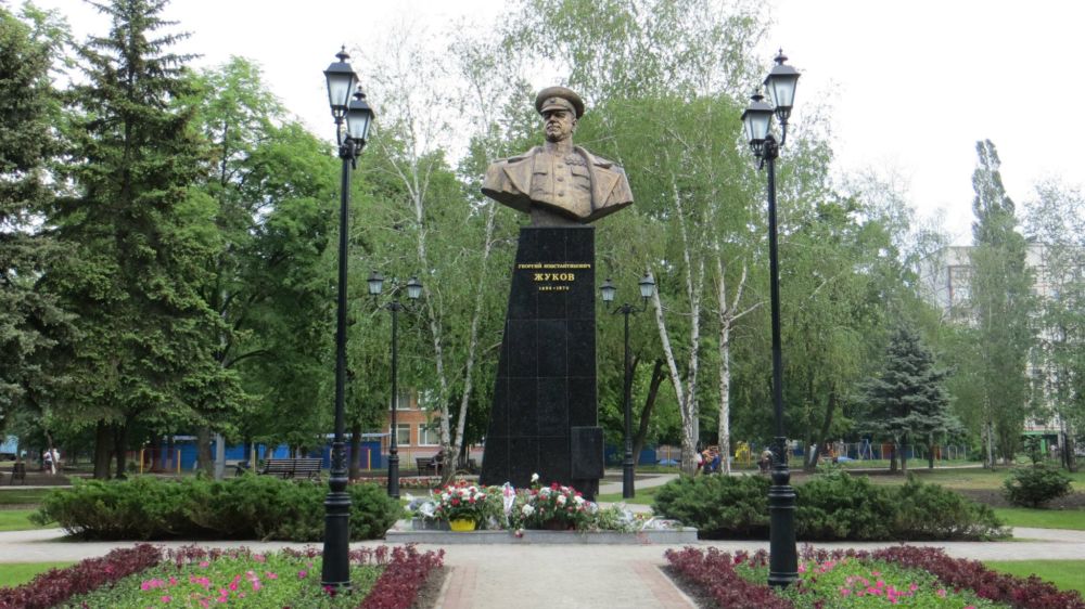 “Правый сектор” в Харькове залили краской памятник маршалу Жукову
