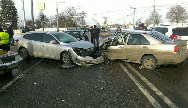ДТП в Харькове: в районе аэропорта столкнулись 5 автомобилей, есть пострадавшие