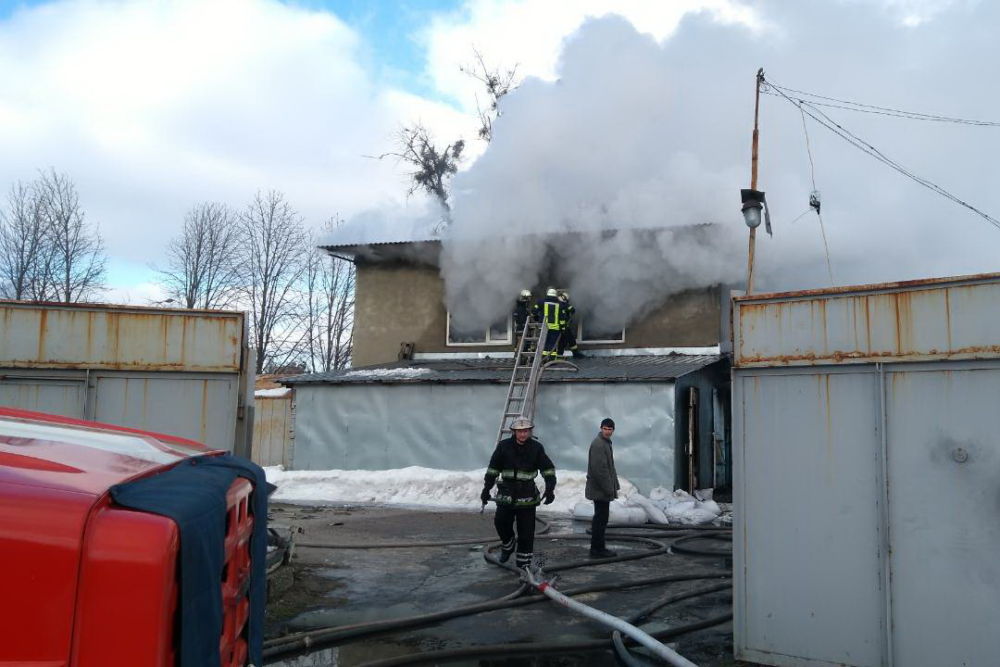 В Харькове горел цех пластмассовых изделий: пожар гасили более 2 часов (видео)