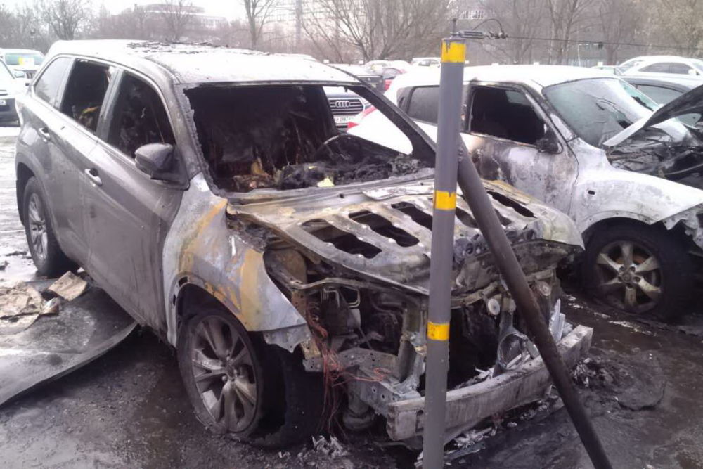 Ночью в Харькове на парковке подожгли автомобиль
