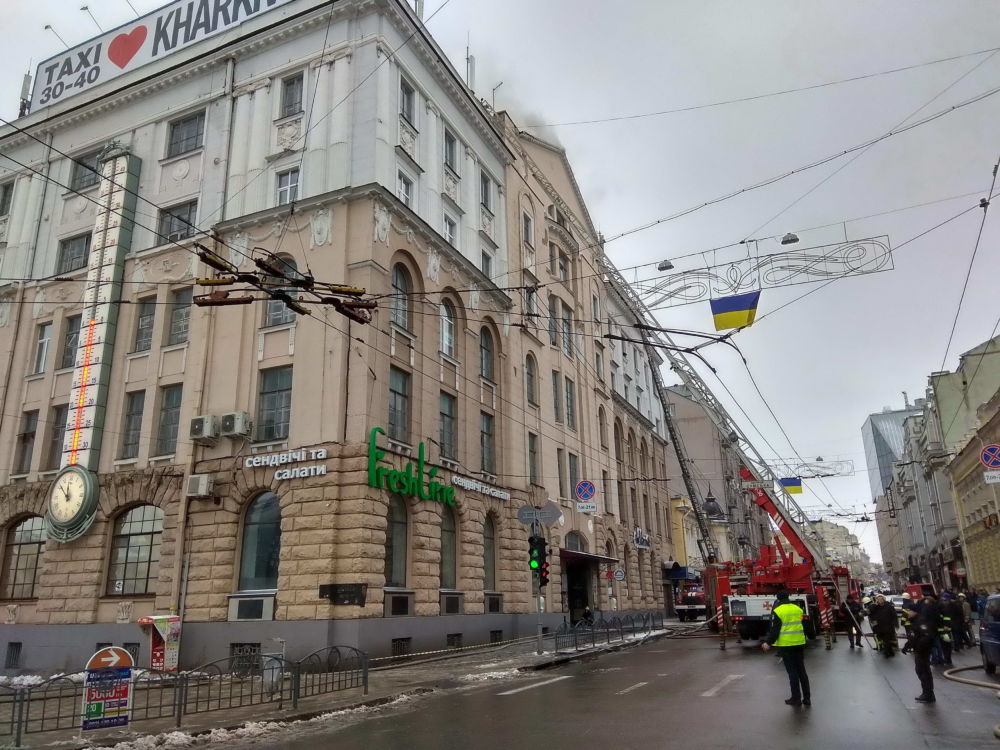 Пожар в центре Харькова: горела крыша здания с Градусником (видео)