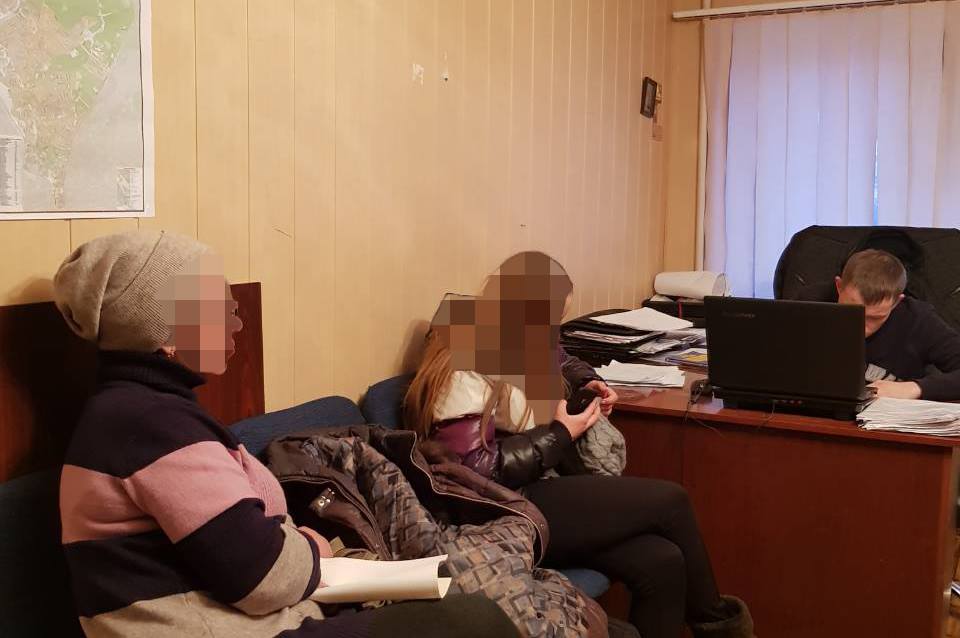 В Харькове полицейские вернули домой 13-летнюю школьницу, которая ходила в школу пьяной